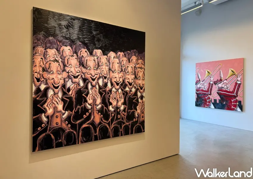 ▲台北室內景點免門票開逛!威廉·赫曼個展一系列諷刺畫,畫出人們為迎合大眾而產生的群眾效應。(攝影:鄭亦庭)