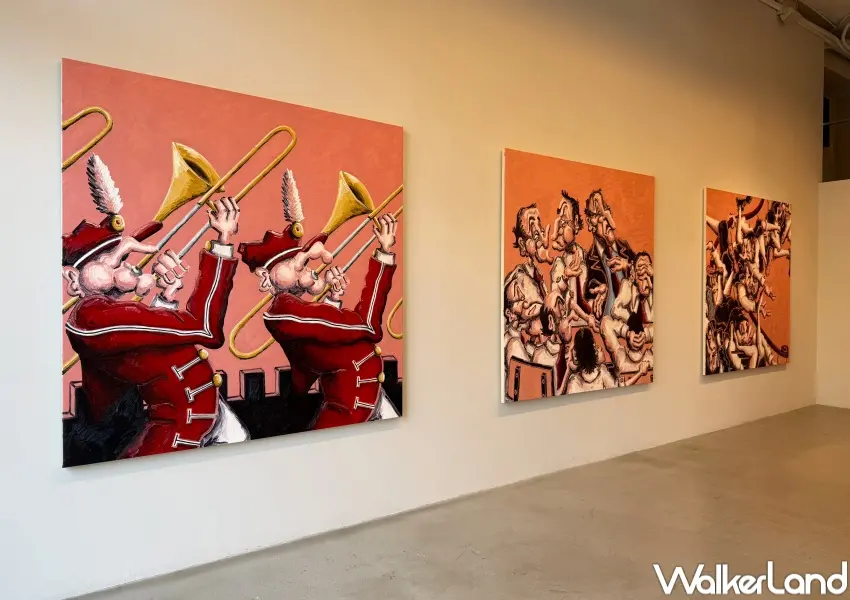 ▲內湖免費展覽展名取自莎士比亞,畫中人物像演員般展現高度相似的臉孔,畫出當代從眾現象。(攝影:鄭亦庭)