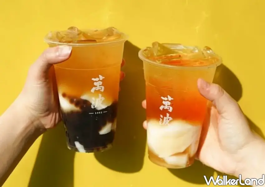 ▲以古早味飲料為主打的萬波，在今年開工日推出六天買一送一。