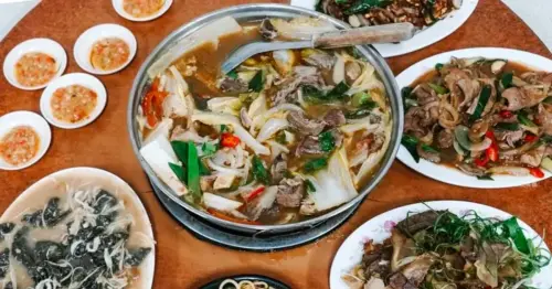 桃園中壢六十年老字號牛家莊，必吃七百元滿料綜合牛肉火鍋與全牛料理。