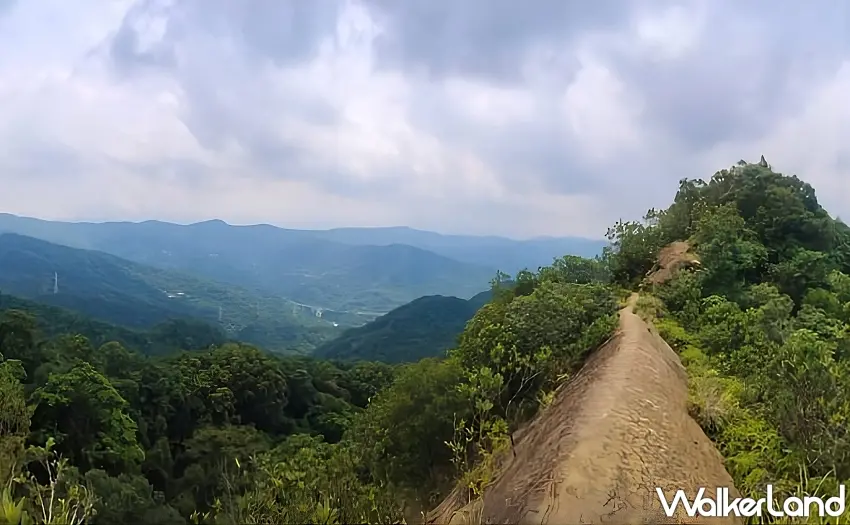 ▲石碇皇帝殿稜線步道展現極致視野與岩稜地形。圖／新北市政府觀光旅遊局提供；窩客島整理