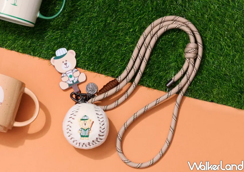 ▲星巴克WBC應援手機掛繩。附帶立體小棒球包與可愛 Bearista 夾片，是看棒球賽時解放雙手的時髦首選。