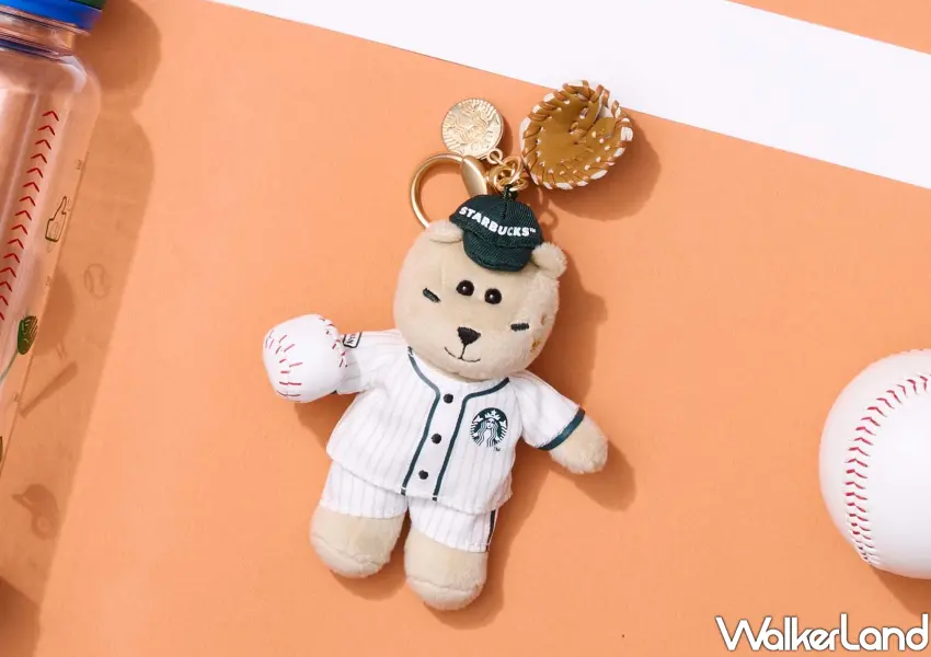 ▲星巴克強棒出擊迷你熊寶寶。穿上條紋制服的星巴克小熊，搭配精緻手套吊飾，絕對是球迷必收的超萌周邊。