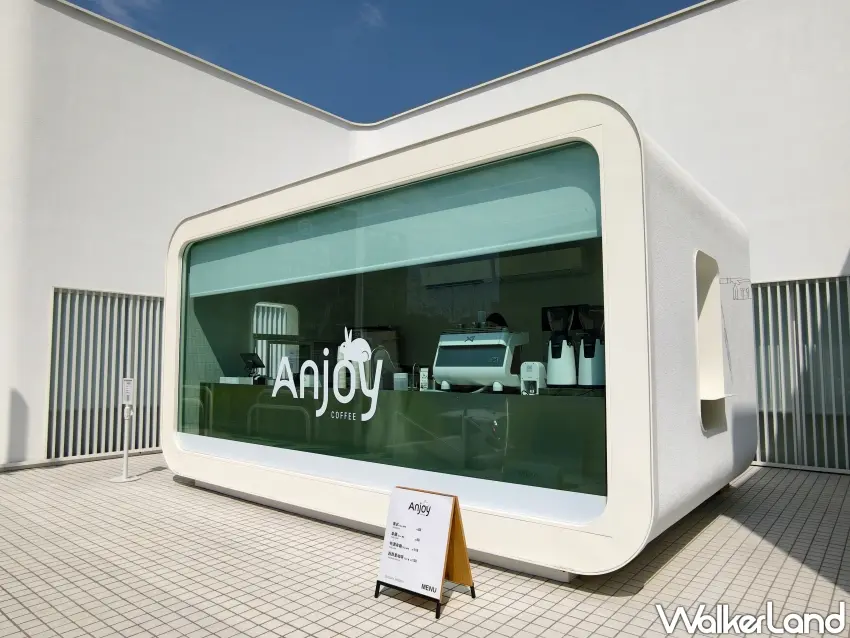▲「Anjoy Coffee」外觀採純白極簡風格設計，造型宛如太空艙。（攝影：楊婷雅）