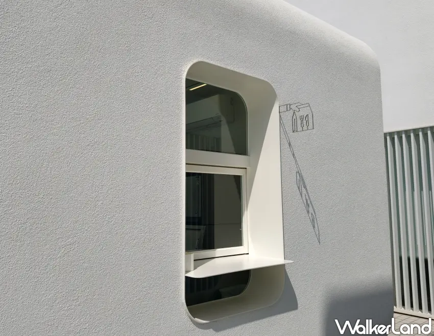 ▲「Anjoy Coffee」點餐採手機掃描 QR Code 線上操作，完成後至右側窗口取餐。（攝影：楊婷雅）