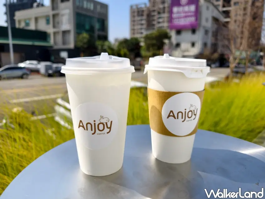 ▲「Anjoy Coffee」備有少量立飲桌，方便咖啡迷現場飲用或拍攝。（攝影：楊婷雅）