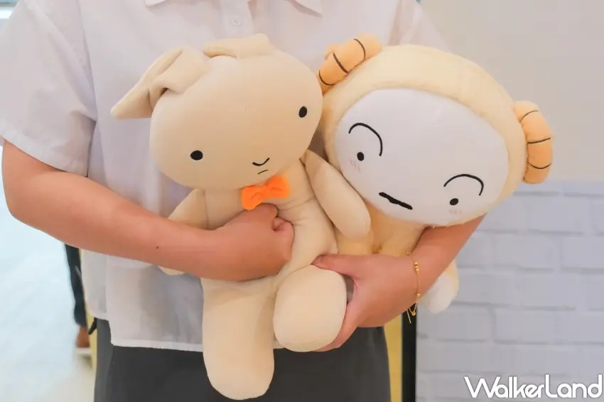 ▲7-11推出綿羊造型小白與妮妮兔子玩偶,話題造型成為粉絲拍照亮點。(攝影:張人尹)