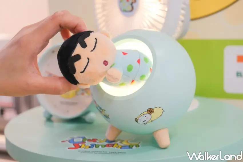▲7-11推出蠟筆小新動感發條公仔與睡袋小夜燈等實用小物,療癒又好玩。(攝影:張人尹)