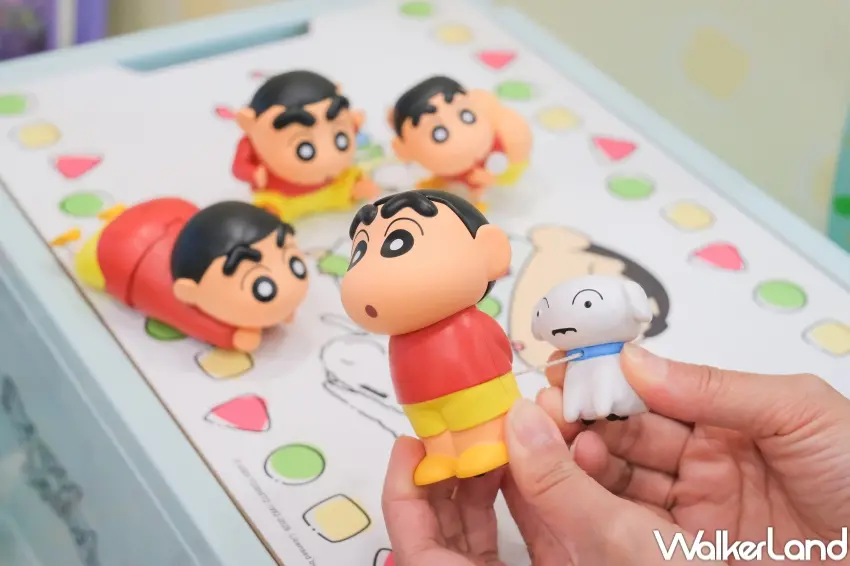 ▲7-11推出蠟筆小新動感發條公仔與睡袋小夜燈等實用小物,療癒又好玩。(攝影:張人尹)