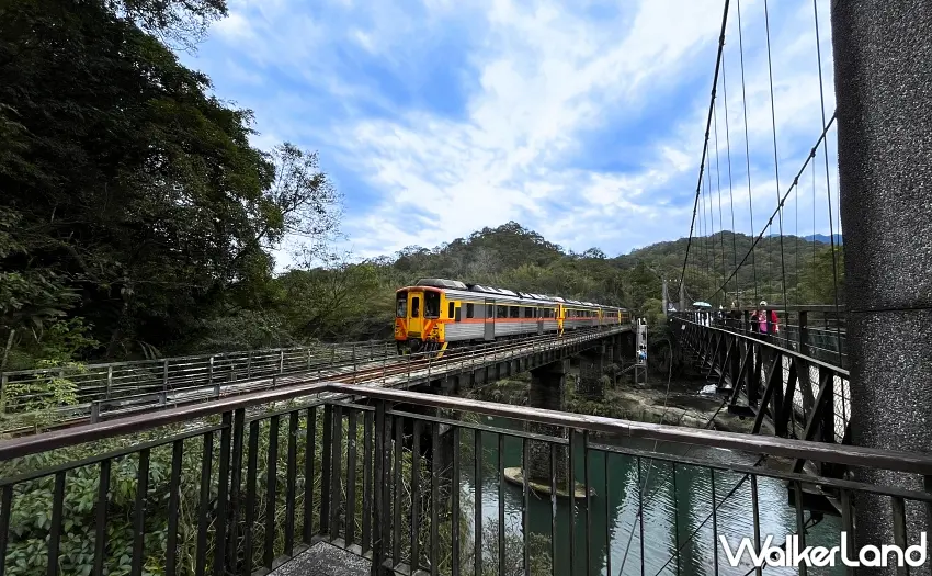 ▲十分站周邊的觀瀑吊橋緊鄰鐵道路段,列車行駛而過形成的獨特景致,是旅途中不可錯過的必拍畫面。 圖/新北市政府觀光旅遊局提供;窩客島整理