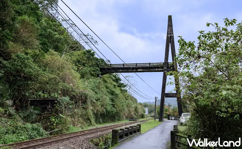 ▲望古站下車沿著月臺旁小徑步行,可抵達慶和吊橋遺跡。 圖/新北市政府觀光旅遊局提供;窩客島整理