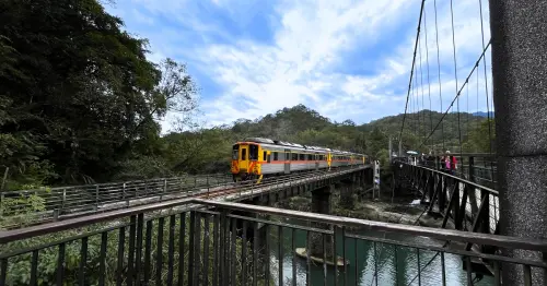 2026平溪天燈節全攻略！搭平溪支線闖進山城秘境，5大車站鐵道一日遊全紀錄。