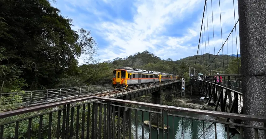 2026平溪天燈節全攻略！搭平溪支線闖進山城秘境，5大車站鐵道一日遊全紀錄。