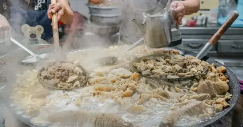 嘉義市東市場百年老店！「王家祖傳本產牛雜湯」人氣排隊早餐必吃。