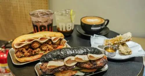 桃園黑白露營風咖啡廳NEMNEM coffee，必嚐酥香越式法國麵包與越式炸春捲。