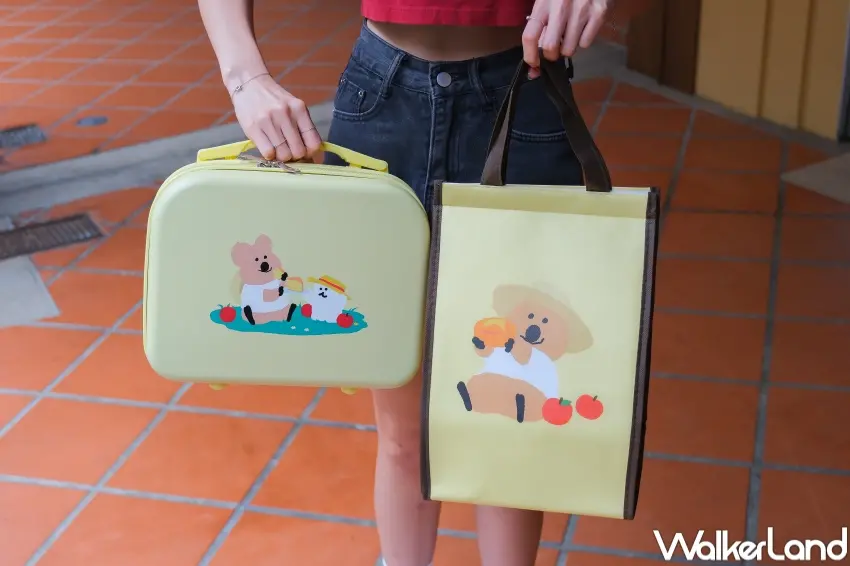 ▲春上布丁蛋糕推出DINOTAENG保冷袋果凍袋與手提旅行箱等加價購商品。(攝影:張人尹)