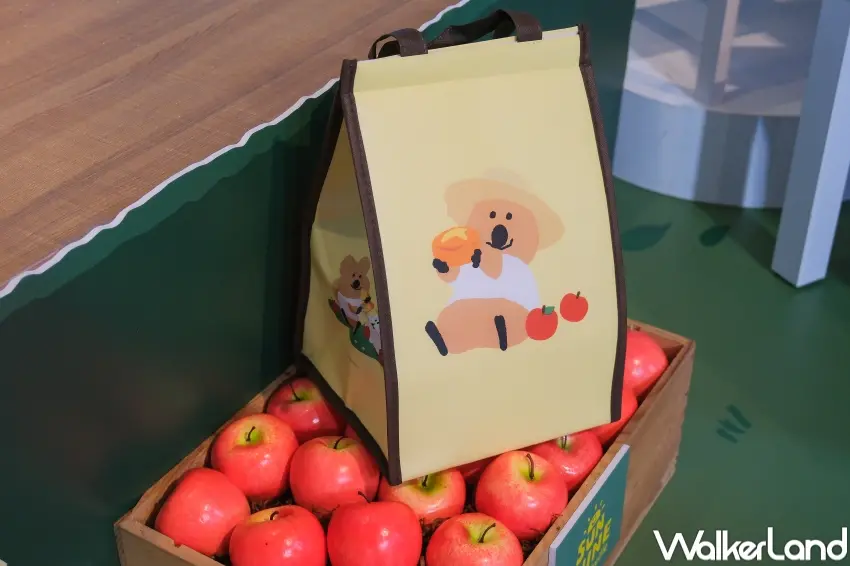 ▲春上布丁蛋糕推出DINOTAENG保冷袋果凍袋與手提旅行箱等加價購商品。(攝影:張人尹)