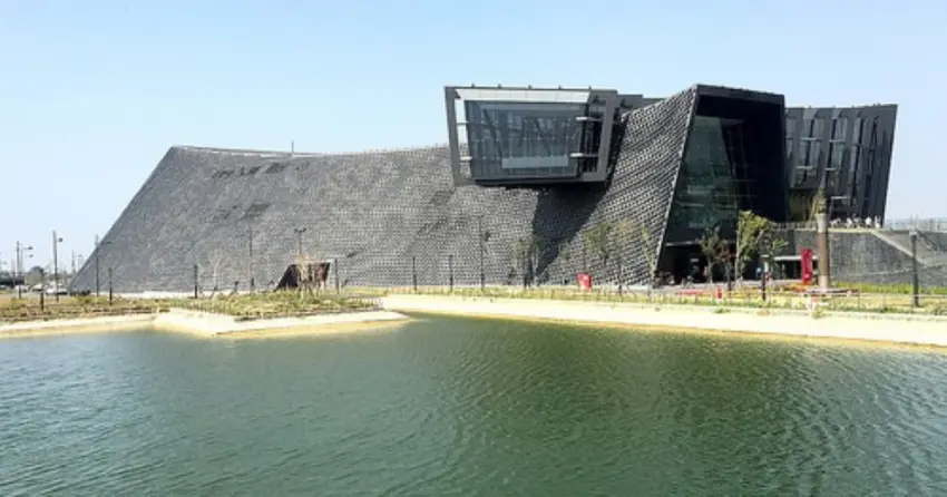 ▲故宮南院主體融合濃墨、飛白與渲染意象，獨特的幾何造型與清水模建築，是嘉義最吸睛的當代地景。