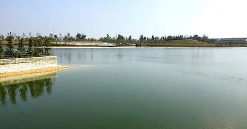 ▲至善湖寬廣的水域與地景，是旅人歇息、放空的最佳去處，黃昏時刻尤其唯美，是旅訪嘉義不容錯過的景色。