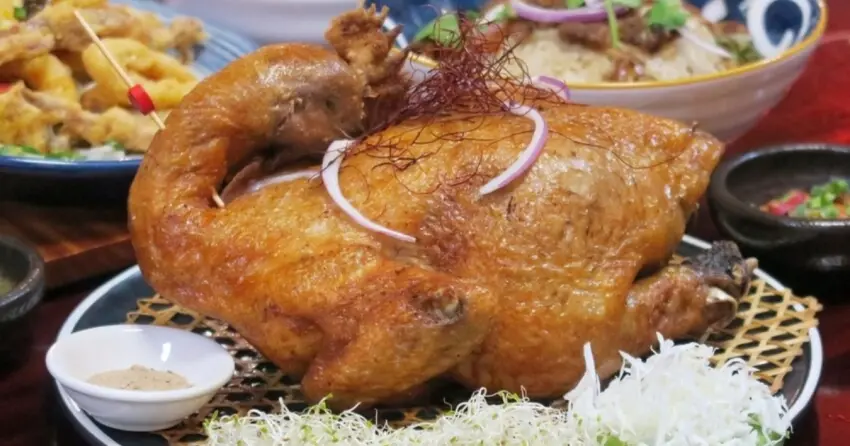 ▲仙悅居的招牌「鎮魂炸子雞」，以金黃酥脆的外皮鎖住飽滿肉汁，這道全雞料理不僅是老饕必點的經典，更是視覺與味覺的雙重饗宴。