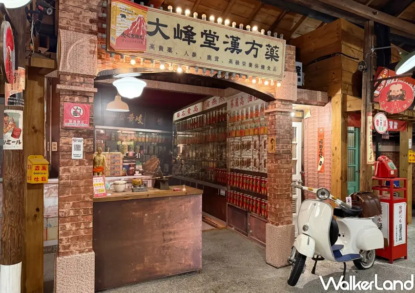 ▲西門町免費景點！昭和風商店街上有復古藥局，以及老偉士牌機車等復古小物。(攝影：鄭亦庭)