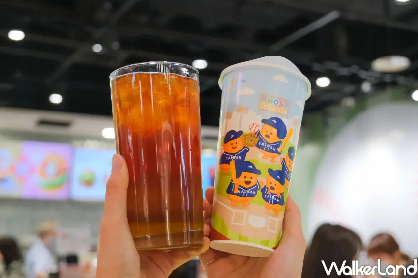 ▲摩斯漢堡3月起開賣棒球主題漢堡與限定飲品,粉絲邊追賽事邊應援。(攝影:張人尹)