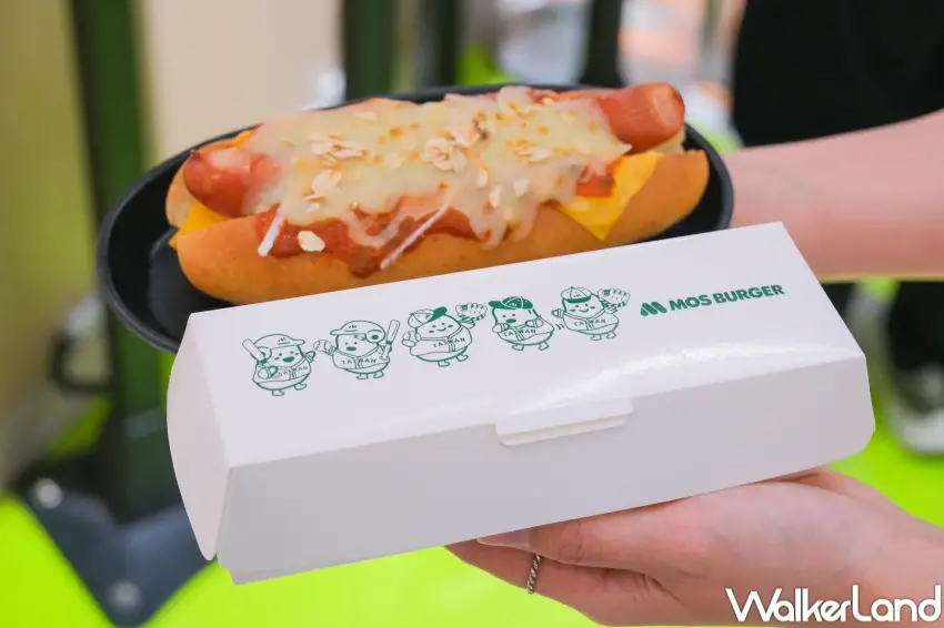 ▲摩斯漢堡推出炸和牛棒球堡與雙倍起司披薩熱狗堡,造型呼應棒球元素。(攝影:張人尹)