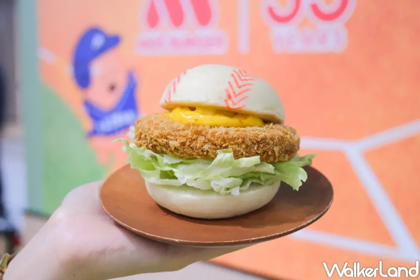 ▲摩斯漢堡推出炸和牛棒球堡與雙倍起司披薩熱狗堡,造型呼應棒球元素。(攝影:張人尹)