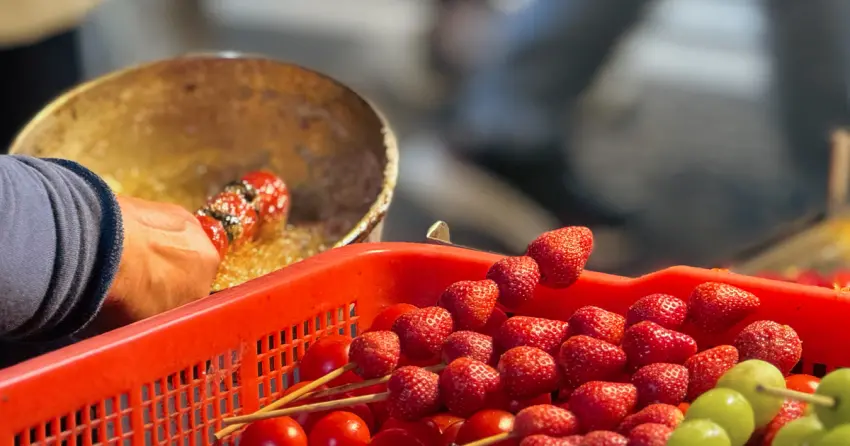 基隆廟口夜市排隊美食！李仔串糖葫蘆 50元草莓糖葫蘆必吃，炭火古法、薄脆不黏牙。