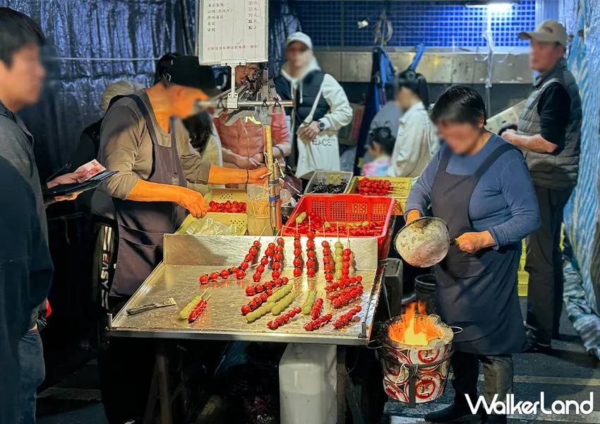 ▲基隆廟口夜市排隊美食！李仔串糖葫蘆 50元草莓糖葫蘆必吃，炭火古法、薄脆不黏牙（攝影：蕭芷琳）