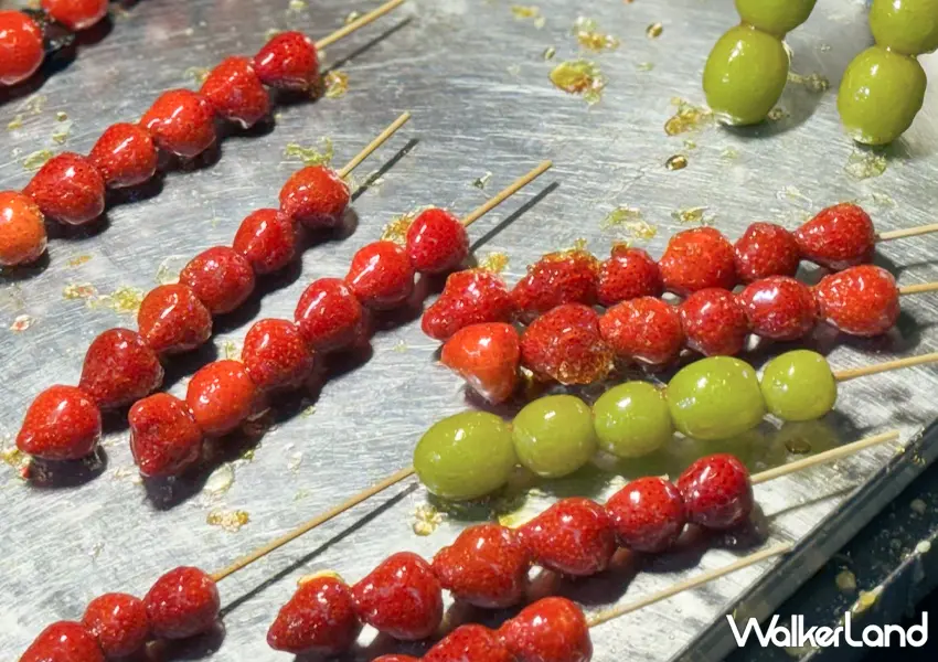 ▲基隆廟口夜市排隊美食！李仔串糖葫蘆 50元草莓糖葫蘆必吃，炭火古法、薄脆不黏牙