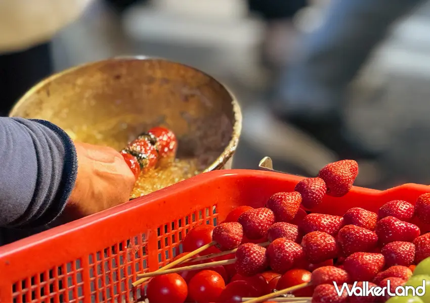 ▲基隆廟口夜市排隊美食！李仔串糖葫蘆 50元草莓糖葫蘆必吃，炭火古法、薄脆不黏牙