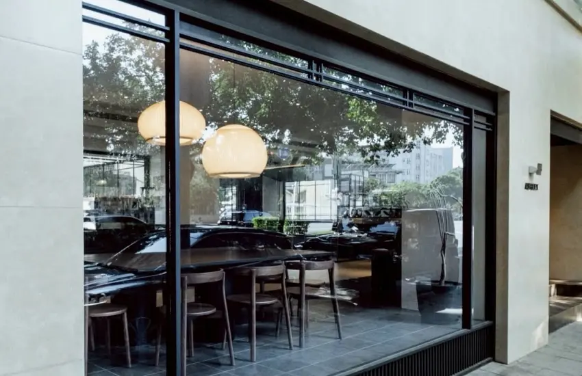 ▲不只是咖啡廳更是時尚載體，這份由可朗芙與極簡基因交織出的神祕驚喜，即將在台北街頭重現韓式潮流靈魂。 / 圖：翻攝aufglet_taipei、窩客島整理