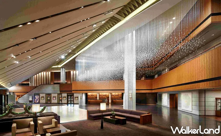 ▲首爾新羅酒店大廳壯觀的裝置藝術，展現品牌對美學的極致追求。圖／新羅酒店提供；窩客島整理