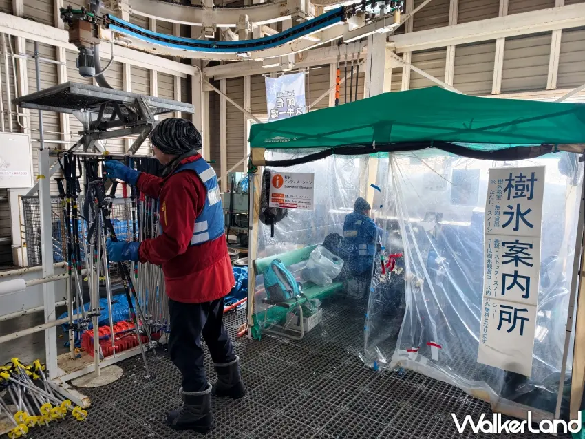 ▲山頂站提供雪鞋與雪杖等裝備免費借用服務，協助旅人輕鬆欣賞森吉山樹冰。（攝影：楊婷雅）