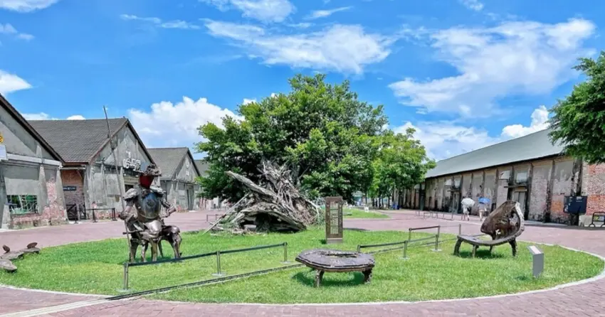 ▲紅磚倉庫、綠地與大型公共藝術交織而成的駁二藝術特區，呈現港都獨有的創意美學。