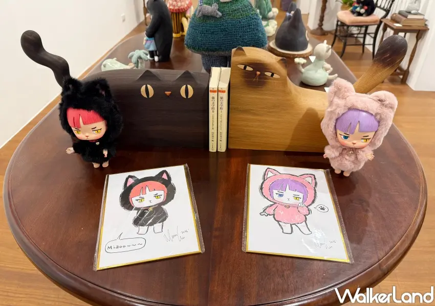▲台北免費貓咪展覽!展場桌面上擺放著各種貓咪陶藝、貓咪木雕等個媒材作品,每一件都充滿童趣幽默。(攝影:鄭亦庭)