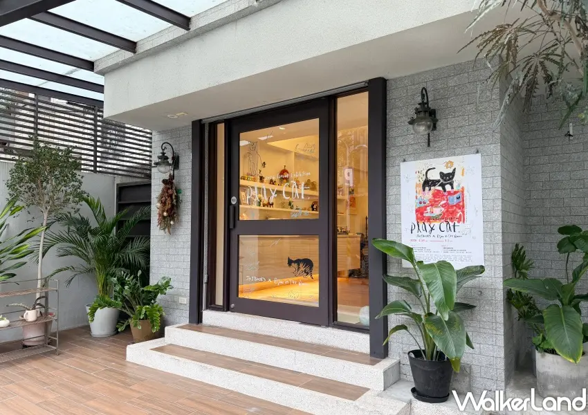 ▲貓奴必看台北「Play Cat聯展」,舊香居藝空間展場玻璃門上有貓咪圖案可拍。(攝影:鄭亦庭)