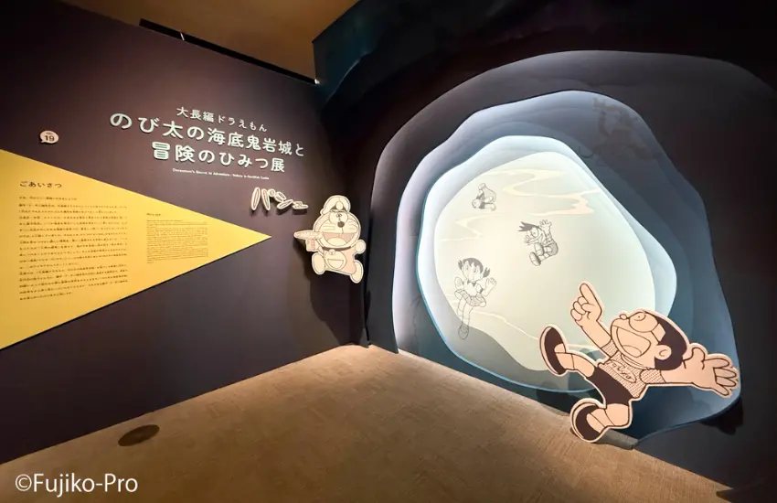 ▲展場入口特別設計成大雄一行人接受「適應燈」照射、正準備潛入海底的場景,讓參觀者一踏入展區就彷彿跟著哆啦A夢他們一起展開冒險。