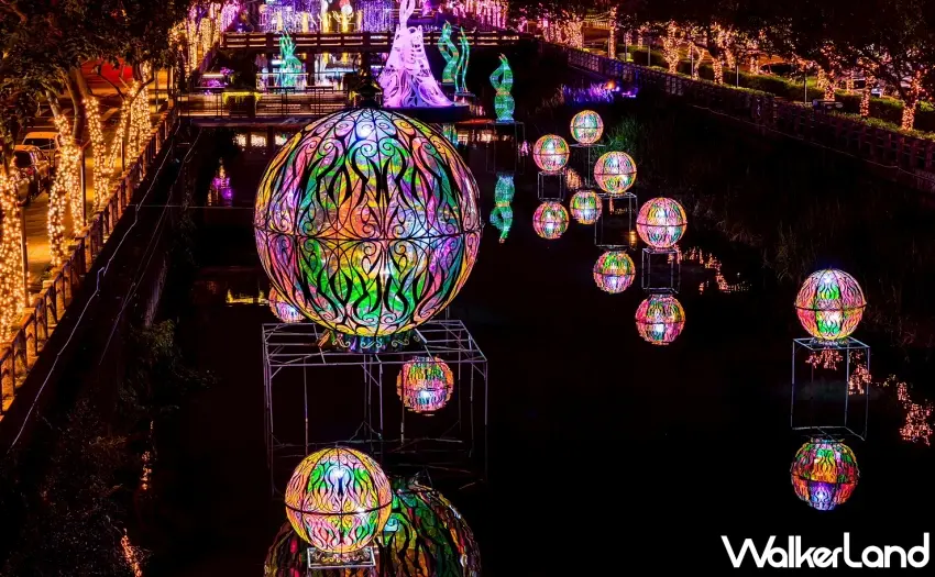 ▲萬年溪燈區以「光馳萬年」為題,在水面上佈置彩繪光球,營造浪漫倒影。圖/屏東縣政府提供;窩客島整理