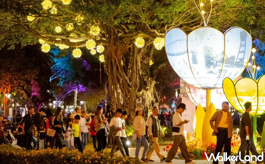 ▲勝利星村燈區的巨大花藝燈飾,讓老建築聚落變身為夢幻的藝文光廊。圖/屏東縣政府提供;窩客島整理