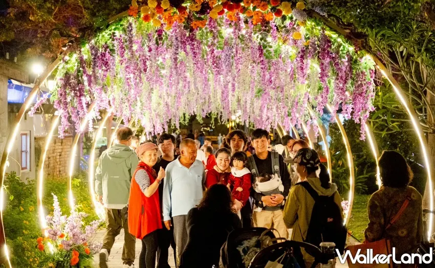▲屏東燈節縣民公園燈區打造紫藤花般的垂墜燈廊,成為家庭出遊必拍的夢幻場景。圖/屏東縣政府提供;窩客島整理