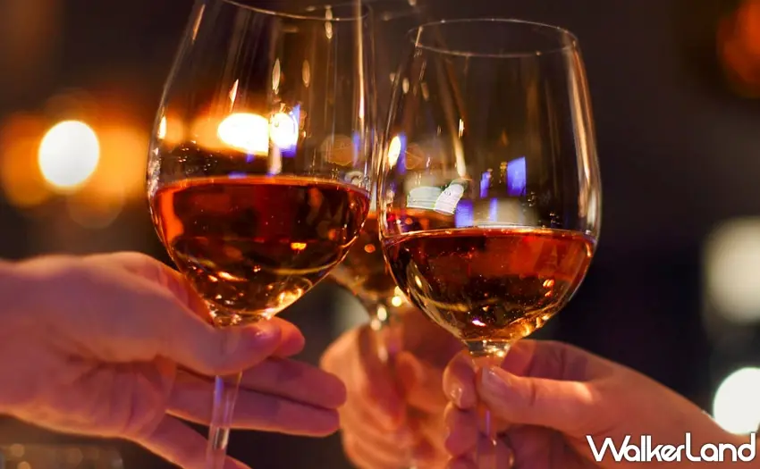 ▲台北萬豪酒店 Lobby Lounge 推出「暢飲歡樂時光」,生啤酒 120分鐘無限暢飲,紅白酒與香檳亦享買一送一。 圖/台北萬豪酒店提供;窩客島整理