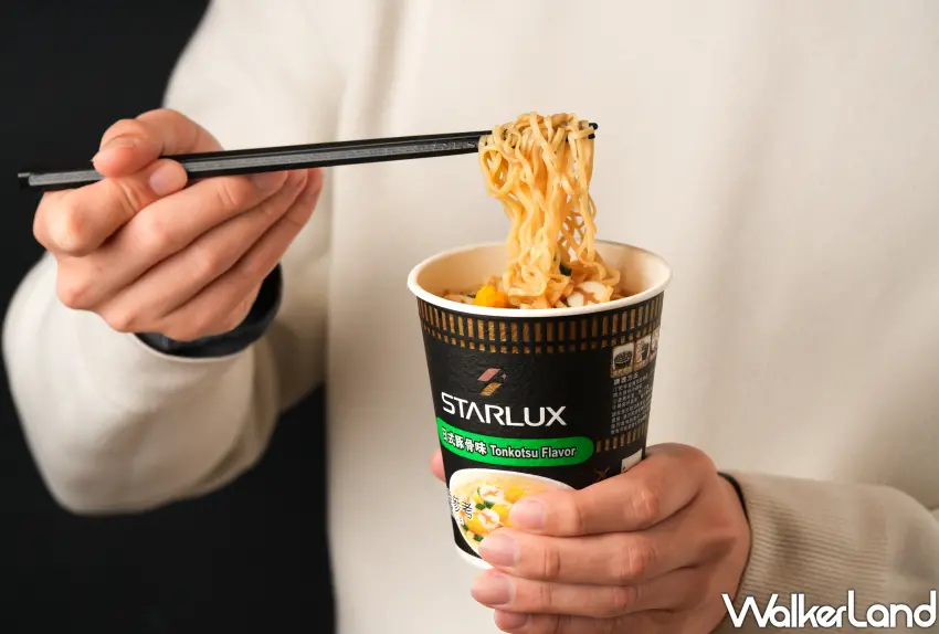 ▲宵夜時間來一碗星宇航空日式豚骨泡麵，濃郁的湯頭配上Ｑ彈麵條，再加上專屬的黑色系質感包裝，吃個泡麵也能儀式感滿滿。