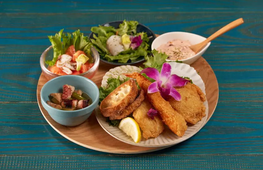 ▲套餐提供舞鶴漁港現撈地魚料理，包含地魚生魚片、槍烏賊番茄韓式拌菜風、章魚萬願寺辣椒油漬搭配法國麵包等。