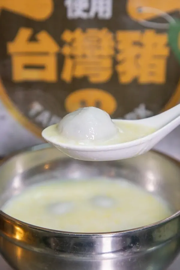 ▲元宵節吃元宵推薦基隆廟口夜市「老牌全家福酒釀湯圓元宵」，酒釀芝麻湯圓、桂花湯芝麻湯圓都有。