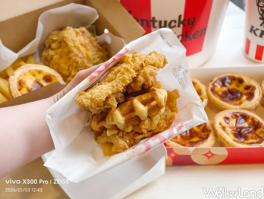 ▲肯德基推出「楓糖風味鬆餅咔啦肉霸堡」,以雙層雞腿排包夾比利時格子鬆餅,主打甜鹹交織新吃法(攝影:張人尹)