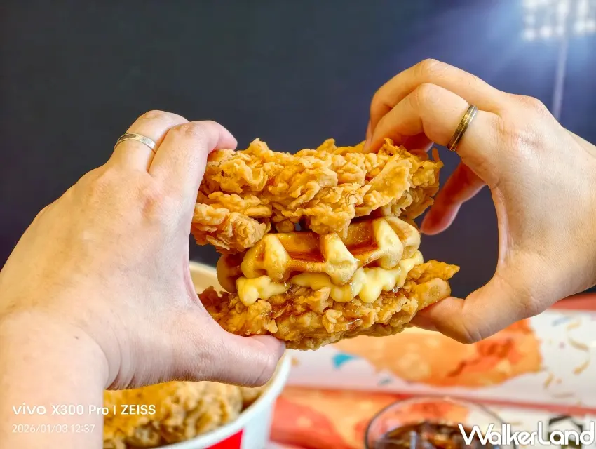 ▲肯德基3/3開賣「楓糖風味鬆餅咔啦肉霸堡」,以2片100%原塊咔啦雞腿排取代麵包配置(攝影:張人尹)