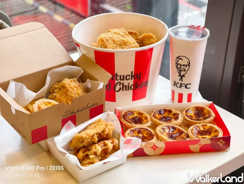 ▲肯德基主推「楓糖風味鬆餅咔啦肉霸堡」XL全明星餐,炸雞蛋撻脆薯飲料一次到位(攝影:張人尹)