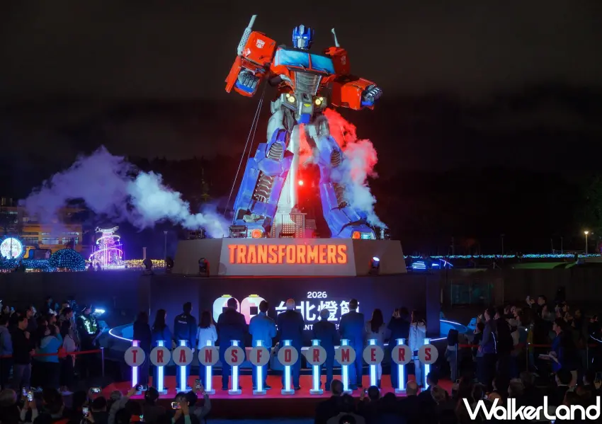 ▲2026台北燈節花博展區正式點燈，10公尺高主燈柯博文展現磅礡氣勢。